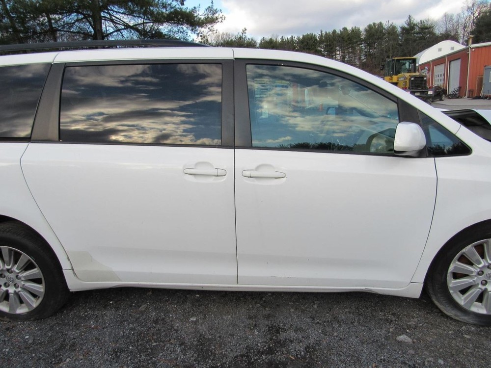 SIENNA 2014 Glove Box 1011931