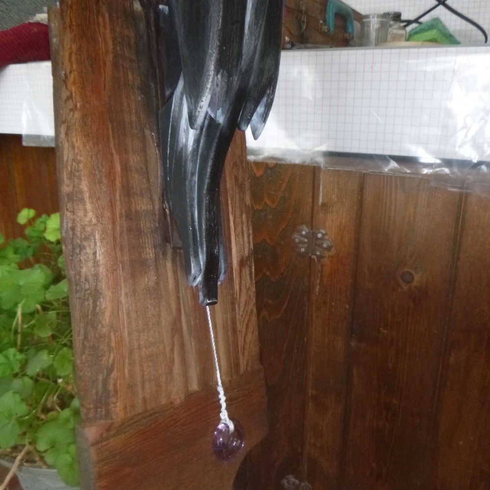Woodpecker mechanical door knocker