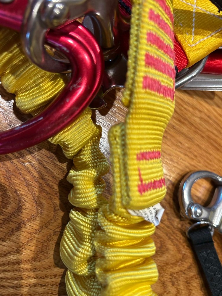 Two Stearns Sailing Harness medium large + Two Kong Italy Elastic Tether Single