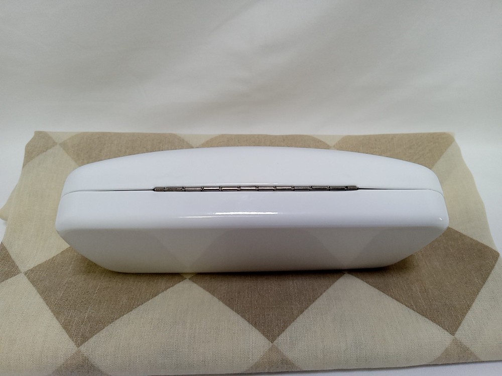 NINE WEST MEDIUM WHITE HARD SUNGLASS CASE