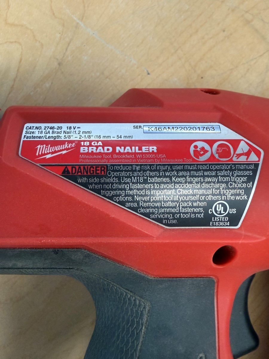 MILWAUKEE 2746-20 18GA BRAD NAILER W/ XC 5.0AH BATTERY BUNDLE (ECP018658)