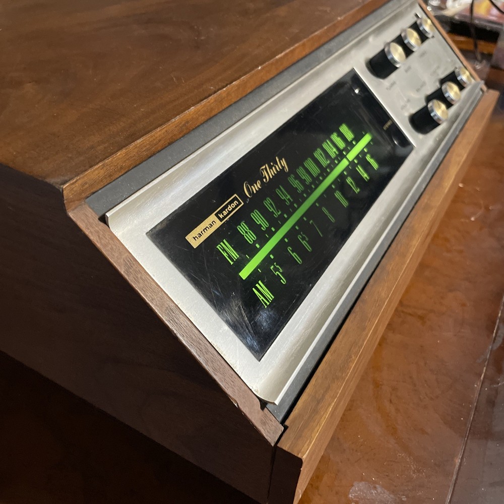Harman Kardon One Thirty Powers on / Only left channel works