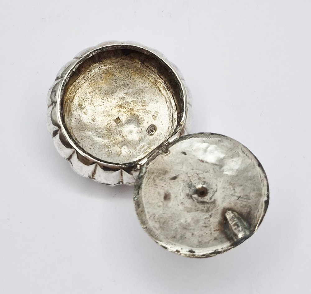 19TH CENTURY DUTCH SOLID SILVER NEOLCLASSICAL CHATELAINE SNUFF BOX