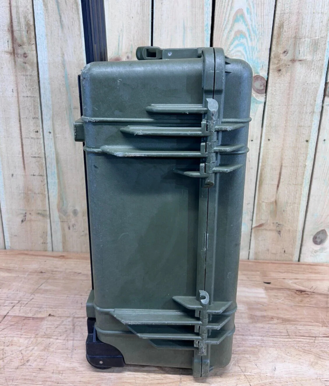 Pelican 1560 Waterproof Rolling Carry On Case Green Good Condition AB