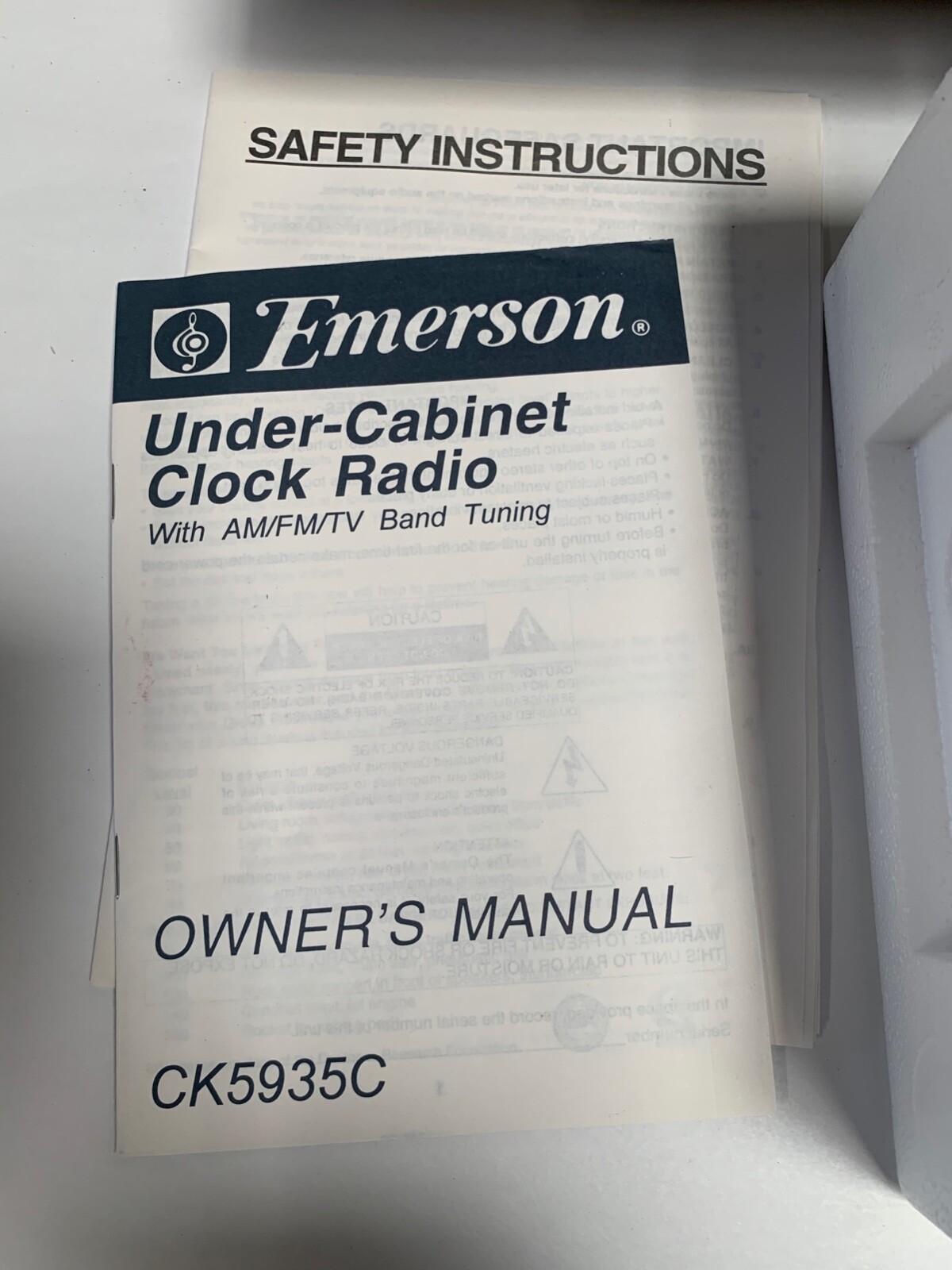 Vtg NEW Emerson Model CK5935C Under Cabinet Space Saver AM-FM Radio Clock (A17)