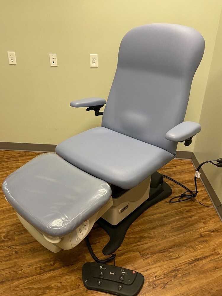 Midmark 646 Exam Table