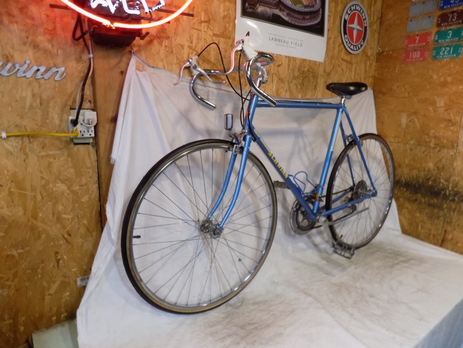 1980s SCHWINN TRAVELER MENS 10-SPEED ROAD BIKE WORLD SPORT SUPER VOYAGEUR LETOUR