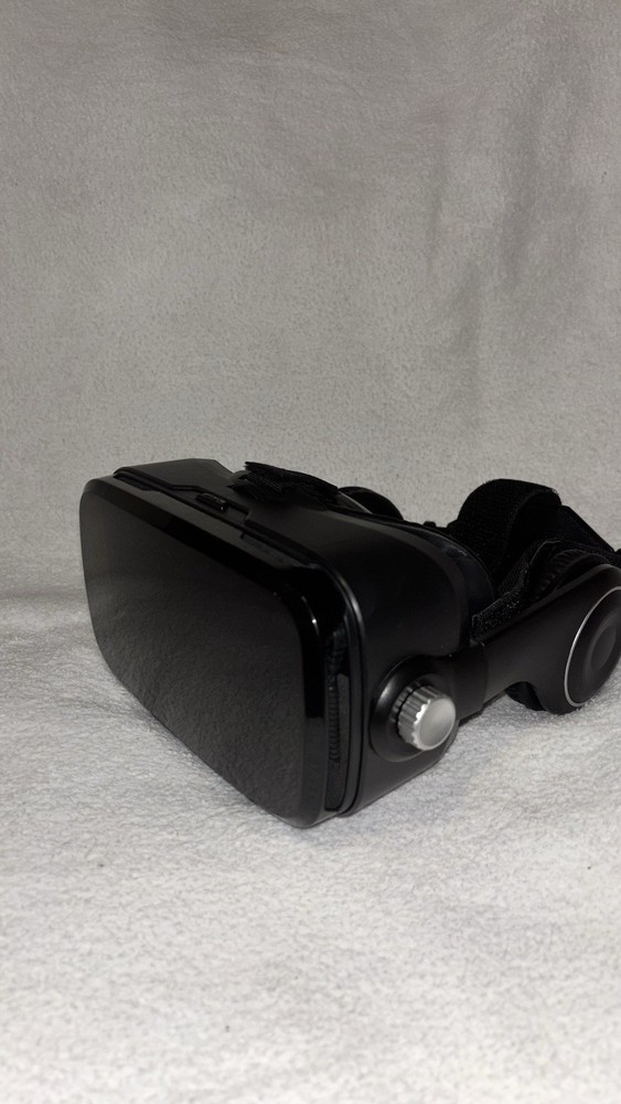 Virtual Redlity Viewer With Augmented Screen Built In Headphones