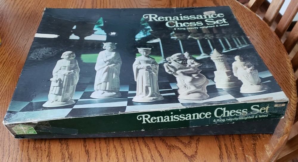 VINTAGE  RENAISSANCE  CHESS SET 832 BY E.S. LOWE