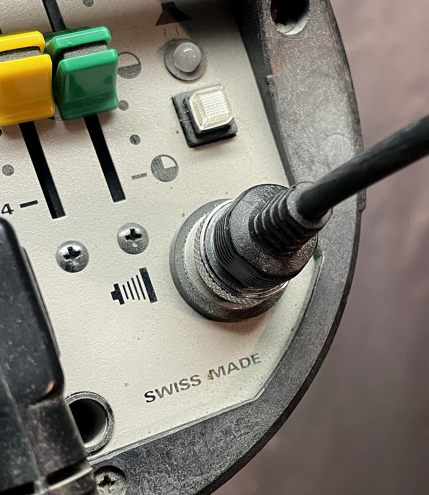 Elinchrom Multi Voltage Flash Unit Style 250 Flashlight on Expandable Stand