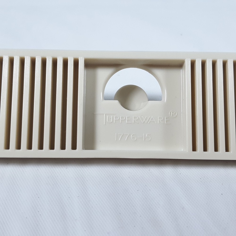 Tupperware Small Plastic 3 Hook