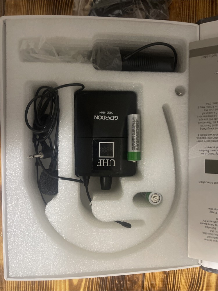 Geardon GED-M04 Microphone, Wireless, battery powered, rechargeable