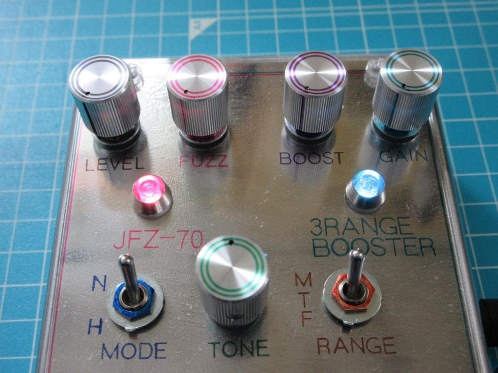 Effector with fuzz and booster set