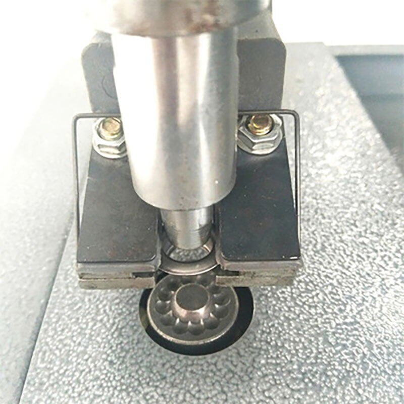 Semi-automatic Buttoning Machine Advertising Spray Painting Fabric Buttonhole