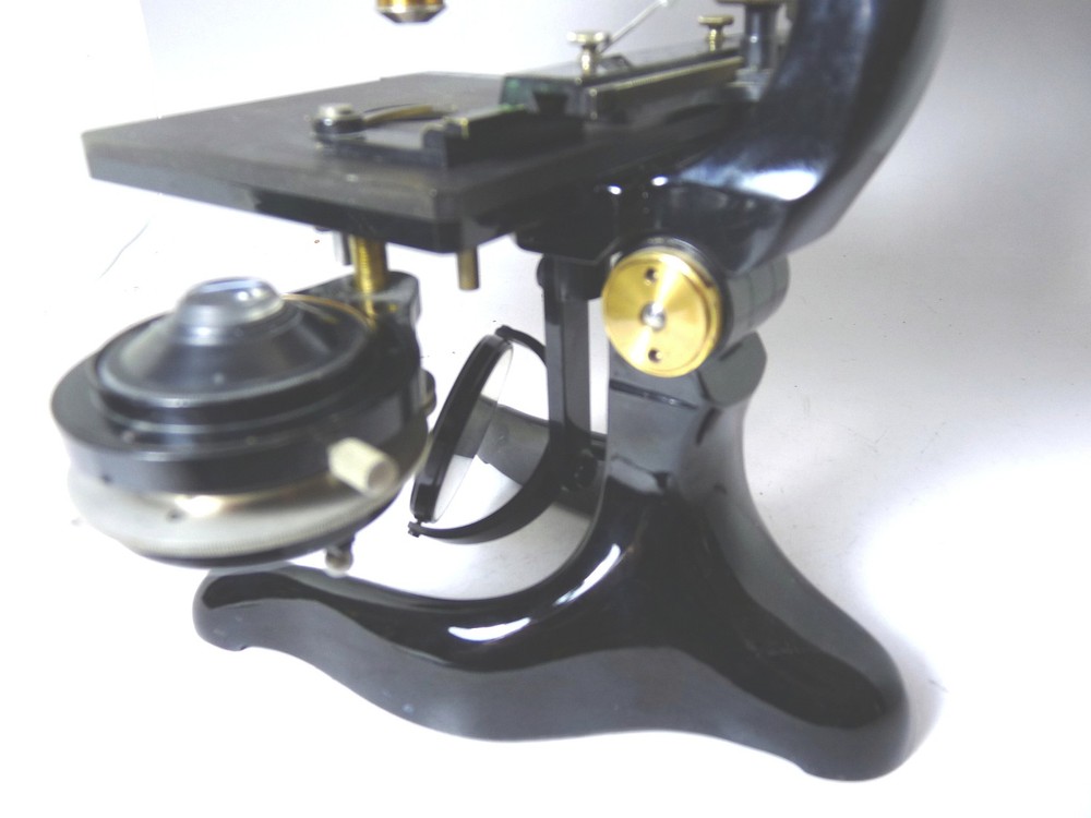 E.. LEITZ MICROSCOPE WITH CASE & LENSES 2-881