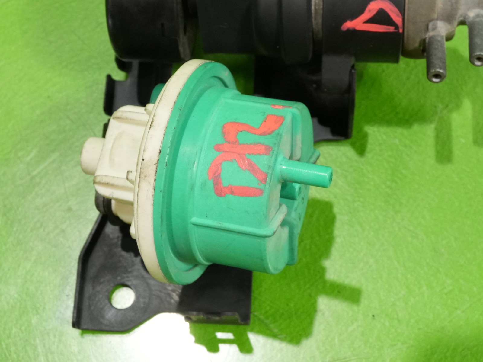 92-95 Civic OEM vacuum control valve + frequency solenoid 17290-PY3-901 Accord