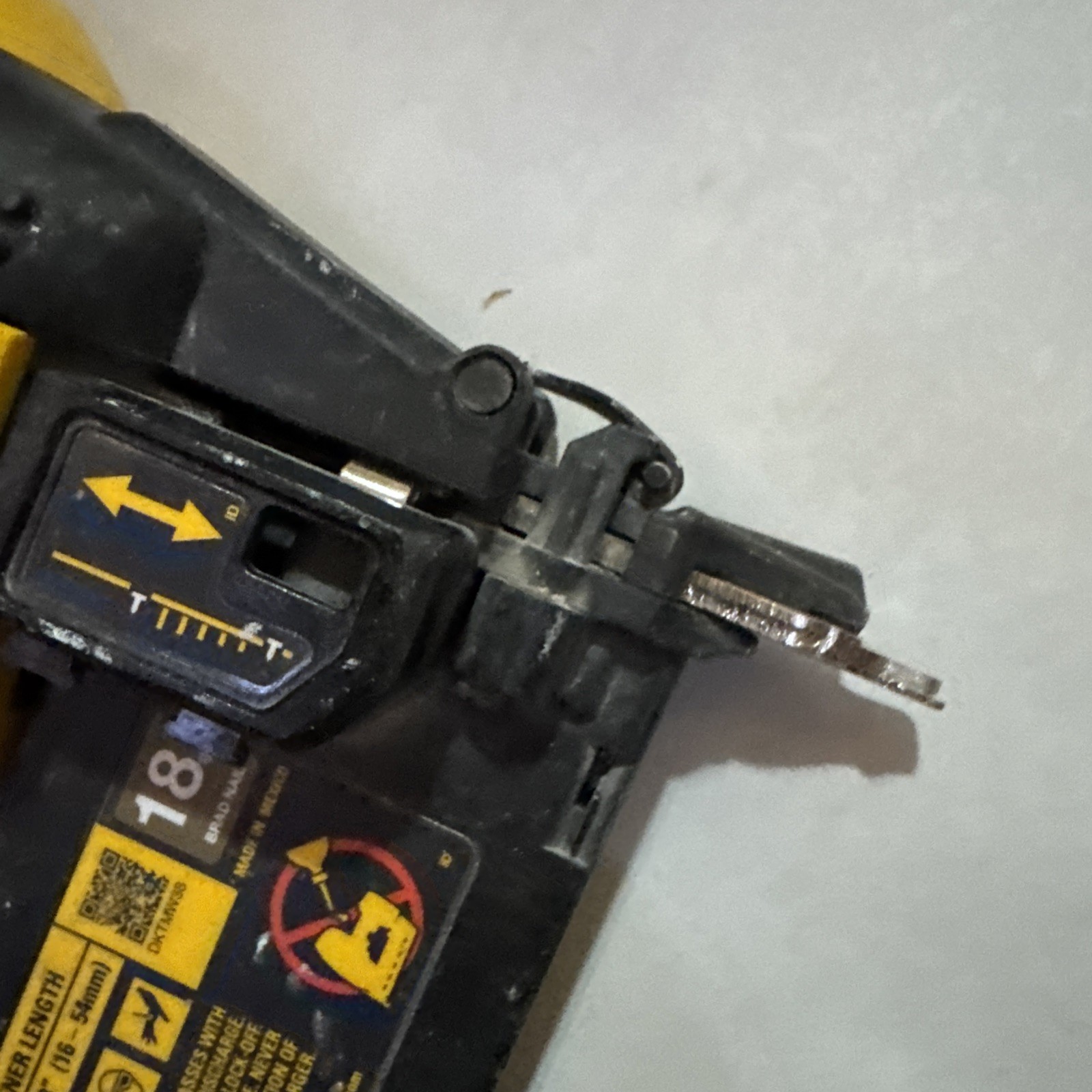 DEWALT DCN681D1 20V MAX XR 18 GA Cordless Narrow Crown Stapler Used