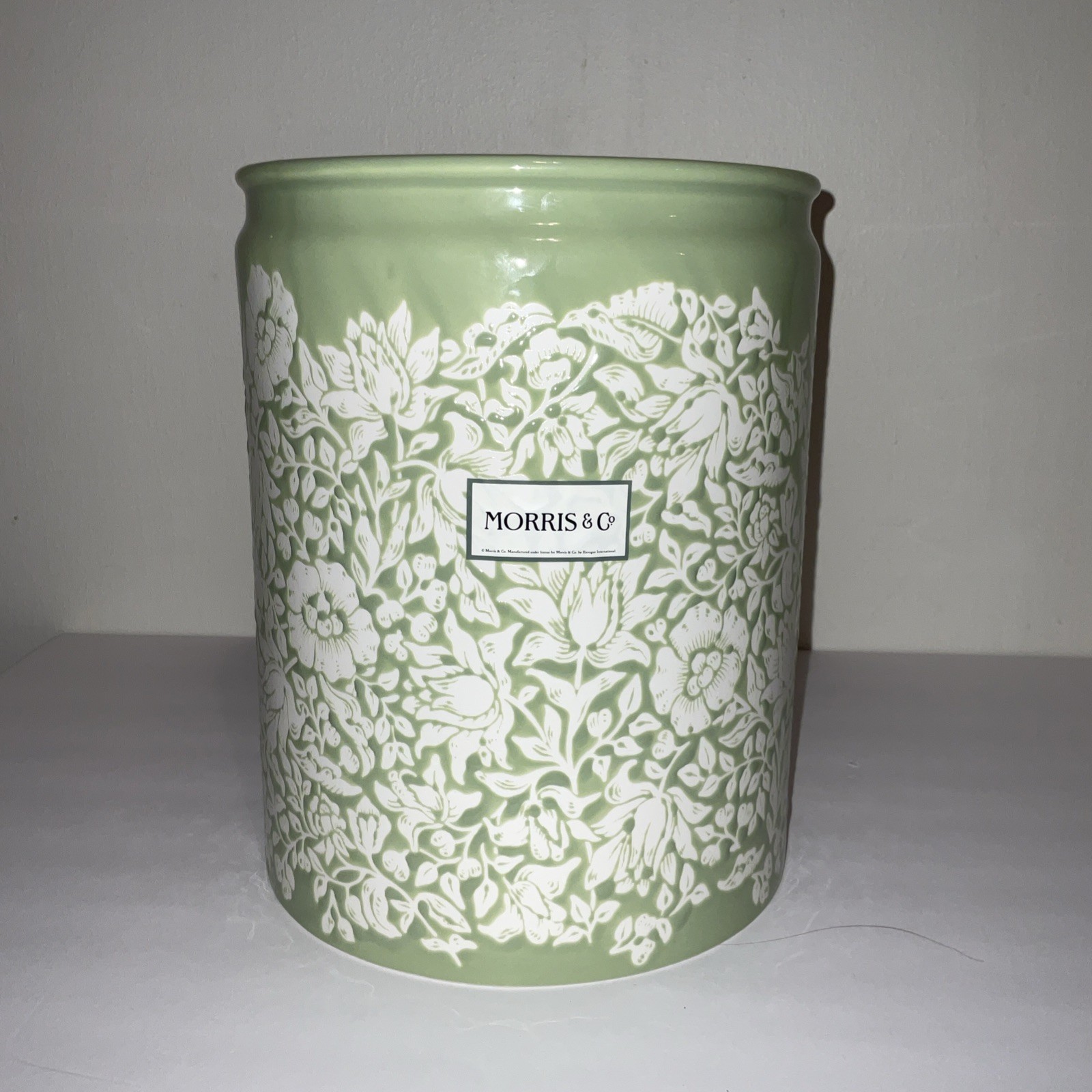 MORRIS & Co. GREEN WHITE ETCHED FLORAL 10x8 EVERTED RIM CERAMIC WASTEBASKET NWT