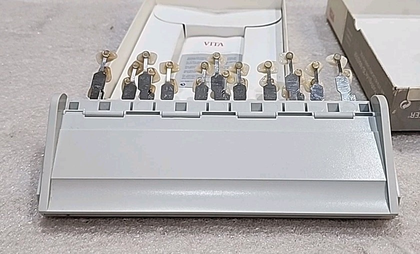 VITA Toothguide 3D-Master With Bleached Shade