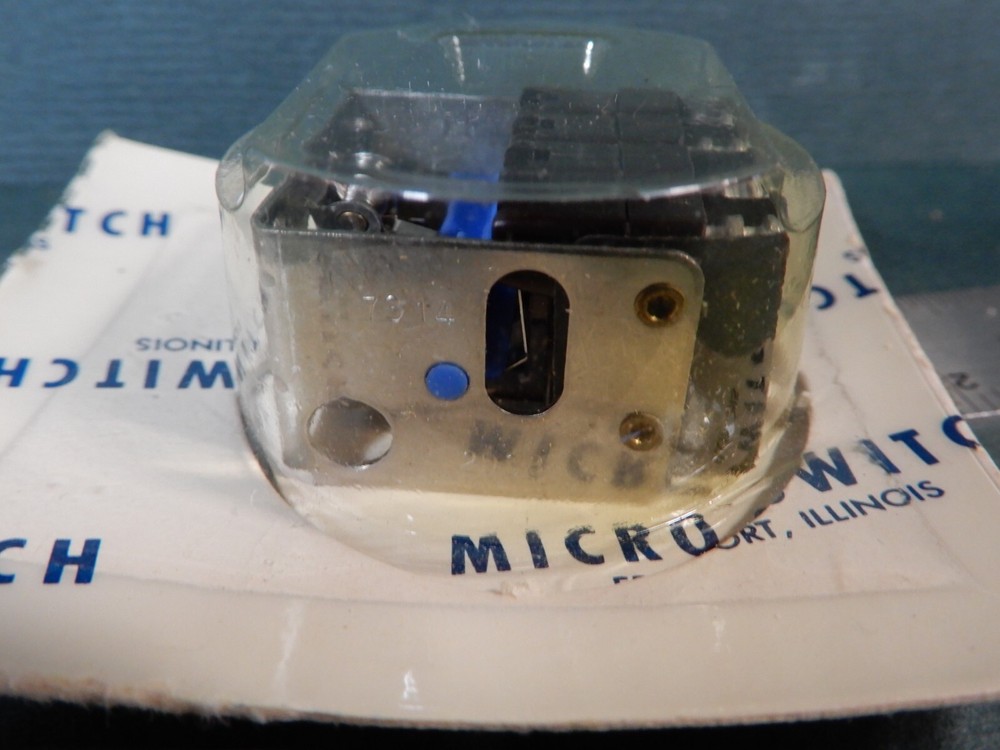 Honeywell Micro Switch 2D33 4 Pole "Series 2" Pushbutton Switch Module NOS On-Of