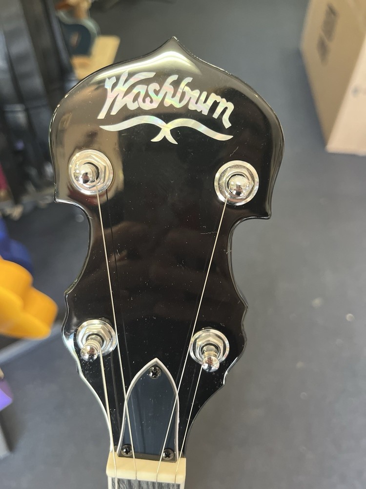 Washburn Banjo B11 with Case