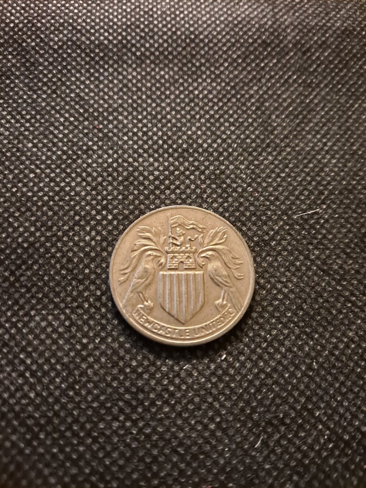 NEWCASTLE UNITED FACUE CENTENARY TOKEN! e7462UXX