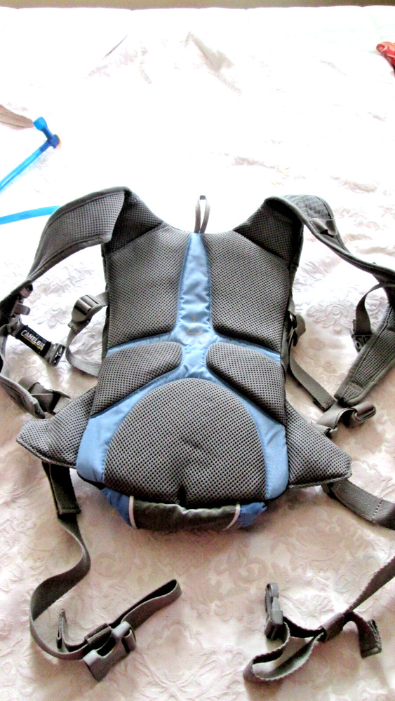 NEW WOMAN'S CAMELBAK MAGIC HYDRATION HIKING BIKING BACKPACK MULTI POCKETS NEW