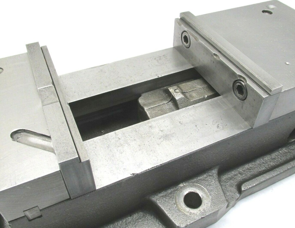 KURT ANGLOCK 6" MILLING MACHINE VISE w/ JAWS - #D60