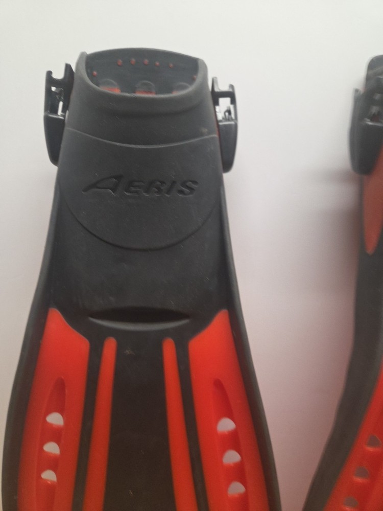 Aeris Mako Adjustable Strap Fins - Red/Black - Small