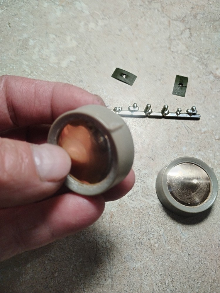 (2) Heathkit Knobs and a Logo f/Tuner / Audio Amplifier/ Preamp