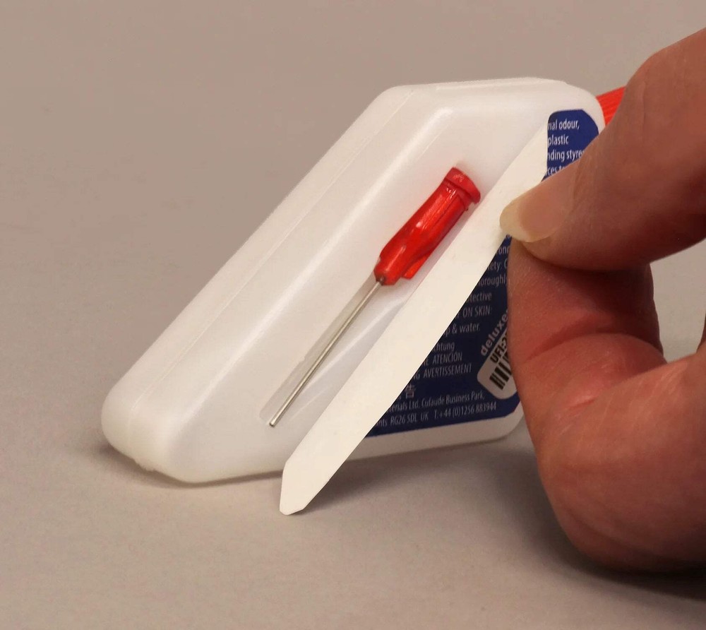 Deluxe Materials AD92 Pin Point Precision Plastic Glue .9oz