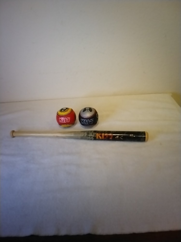 KISS 1997 1998 PSYCHO CIRCUS Baseballs And KISS Mini Bat Lot