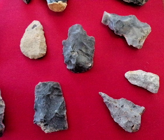 ARROWHEAD PIECES BROKEN / INCOMPLETE 20 PIECES