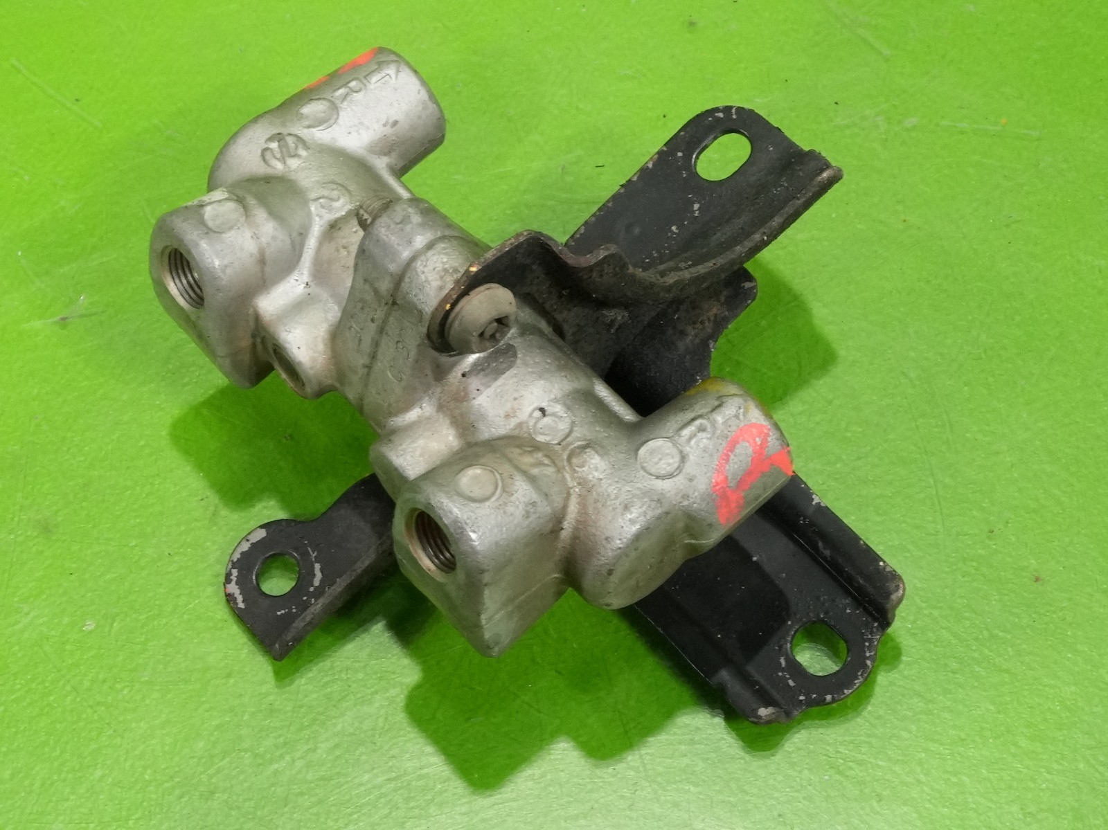 92-95 Civic OEM rear back brake 3030 proportioning valve + firewall bracket
