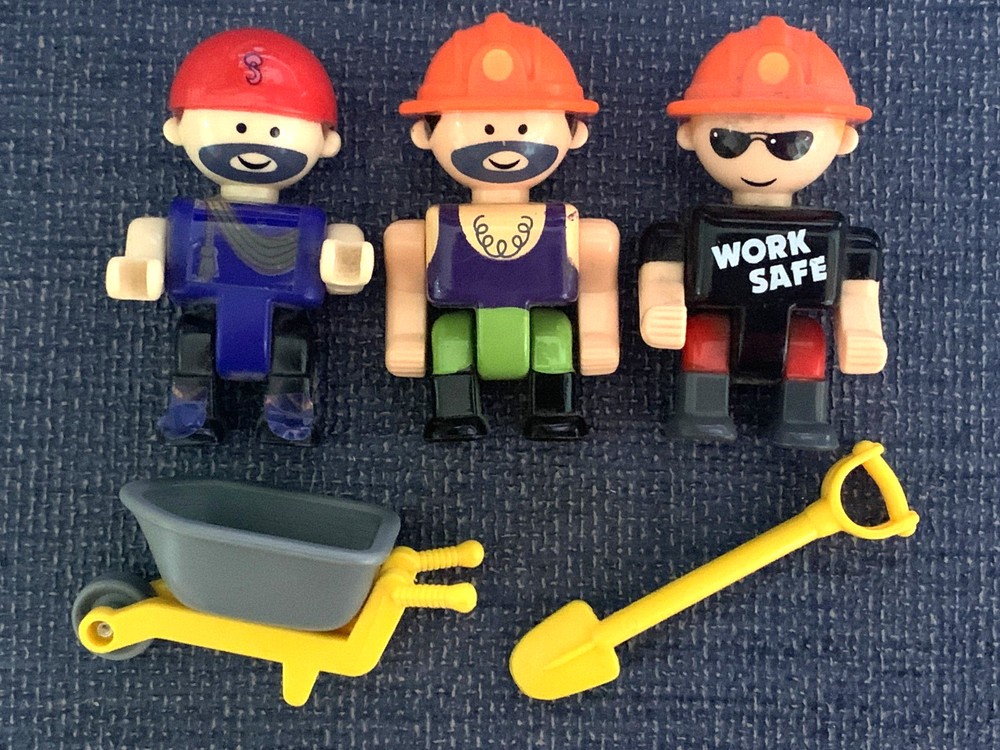 Deluxe Tiny Town 3 figures and accesory as shown