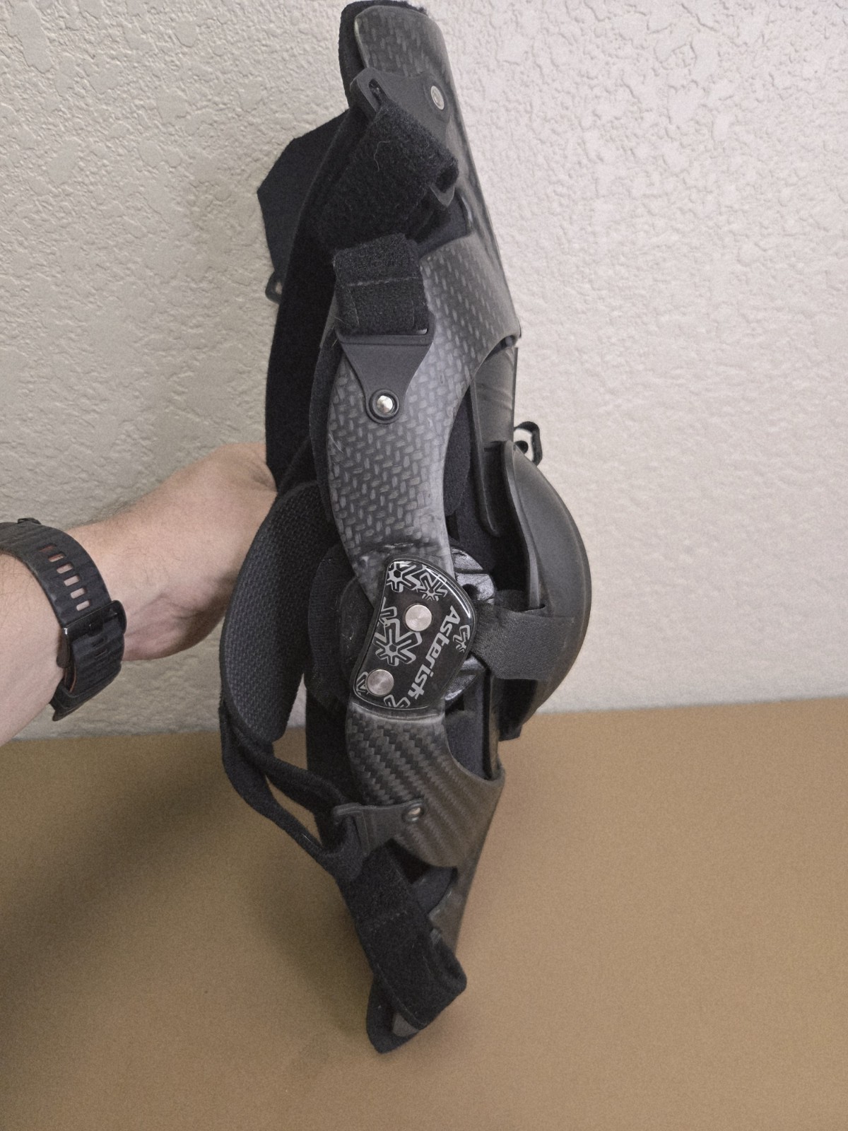 Asterisk Carbon Cell 1. left Knee. Slimmest, Lightest Knee Brace size Large