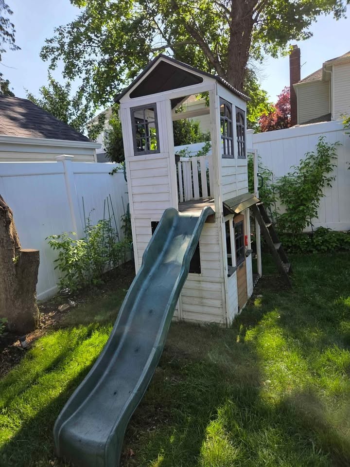 Kidkraft Woodland View Playhouse with Kitchen and Table Feature, Two Levels Dura