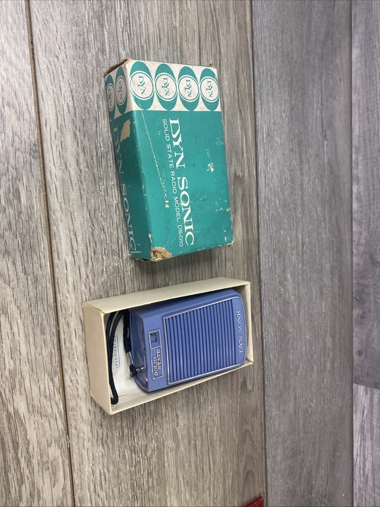 Dyn-Sonic DS-010 solid state vTG Transistor radio comes W/ box Lt Blue Works