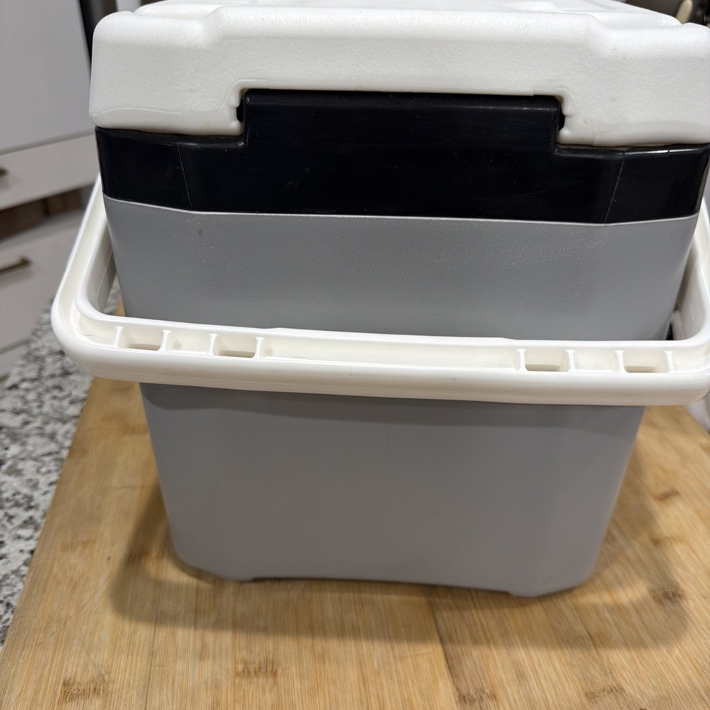 Igloo Quantum 12 cooler 18 can capacity Lockable USA. 12 Quart Gray White *