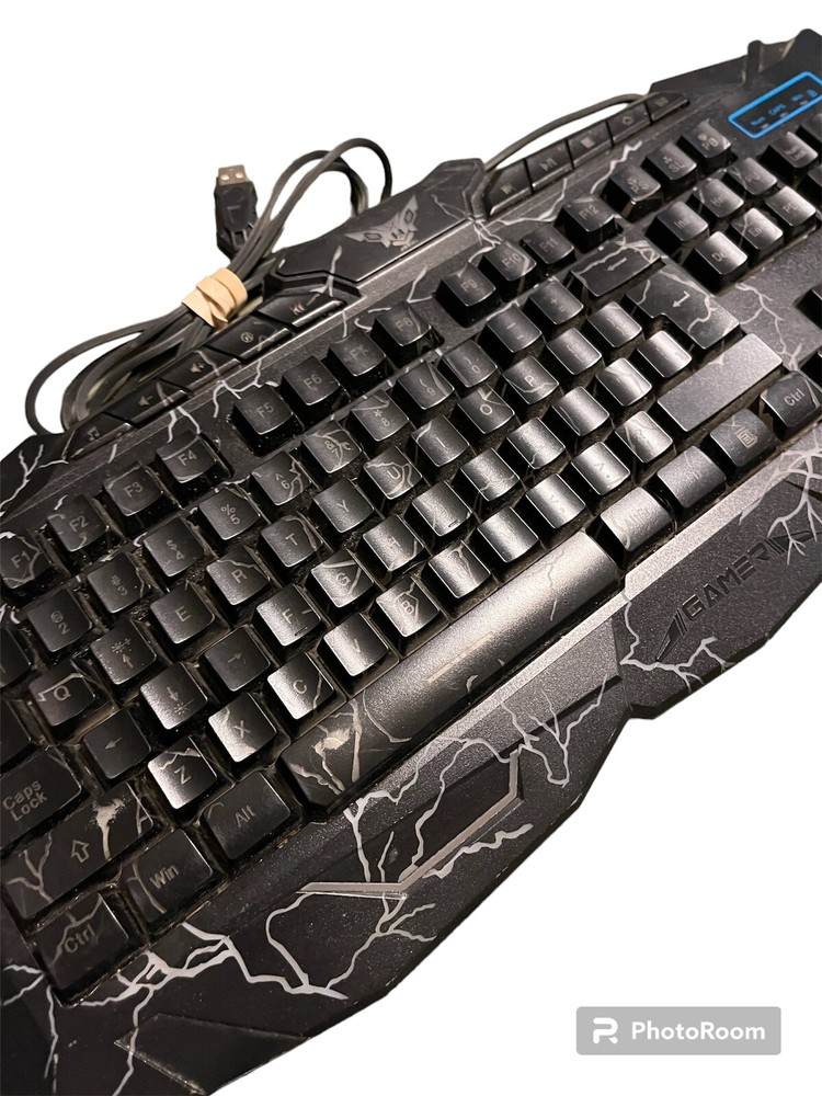 gaming keyboard with red lightning glow for great gaming features