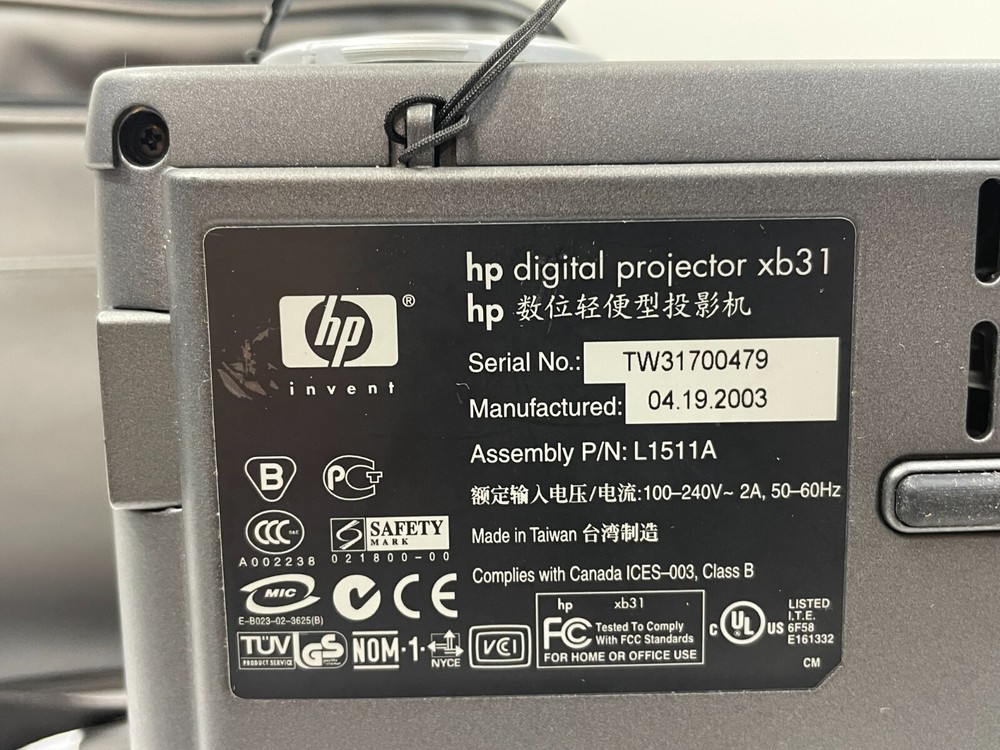 HP Digital Projector XB31 DLP w/ Case, Remote, & Accessories COMPLETE