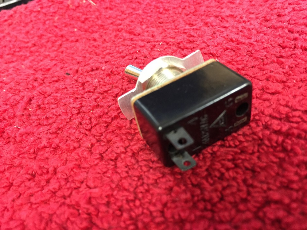 M-128 SPST ON-OFF TOGGLE SWITCH NOS