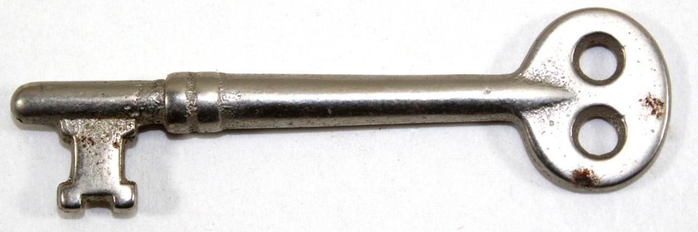 Vintage Skeleton Key – Double-Hole Bow – 3" Long