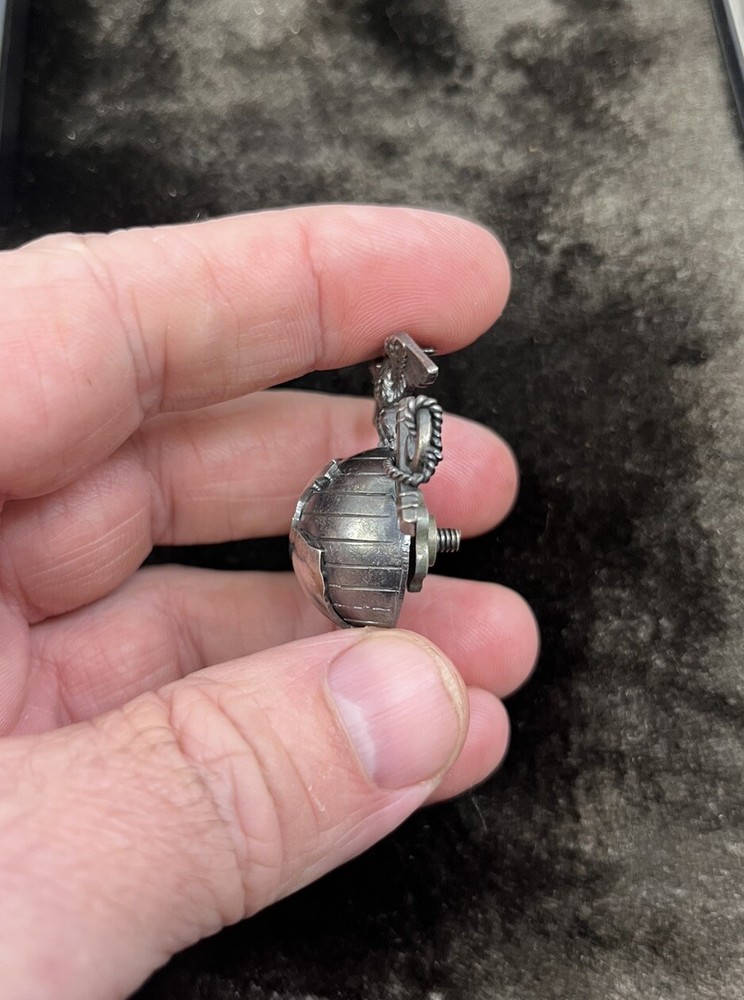 WWII STERLING USMC HAT CAP DEVICE