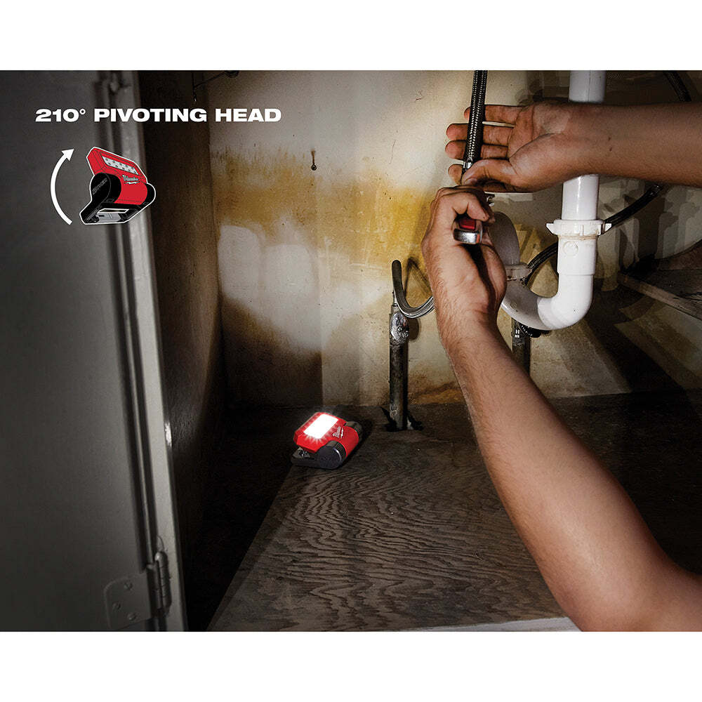 Milwaukee 2114-21 550-Lumen USB Rechargeable Rover Pivoting Flood Light