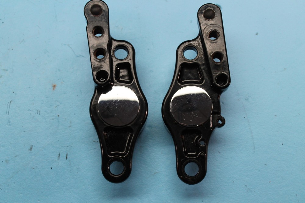 1326 07 HARLEY-DAVIDSON ROAD GLIDE LEFT RIGHT REAR FORK FOOT SUPPORT BRACKETS