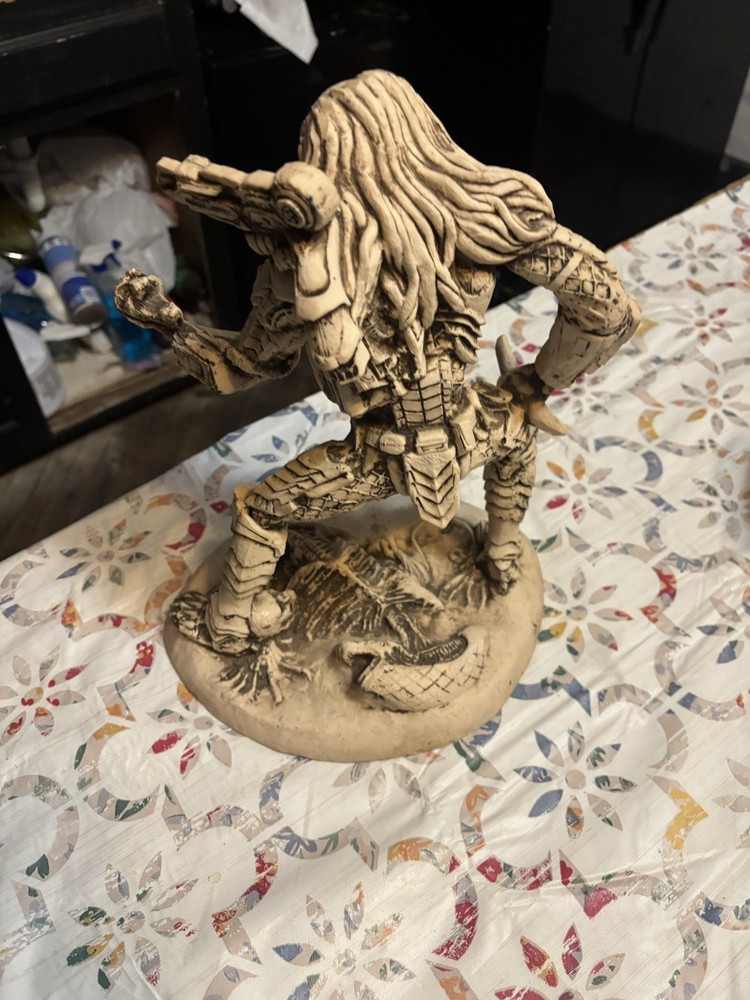 Alien Vs. Predator: Alien Defeated By Predator Statue