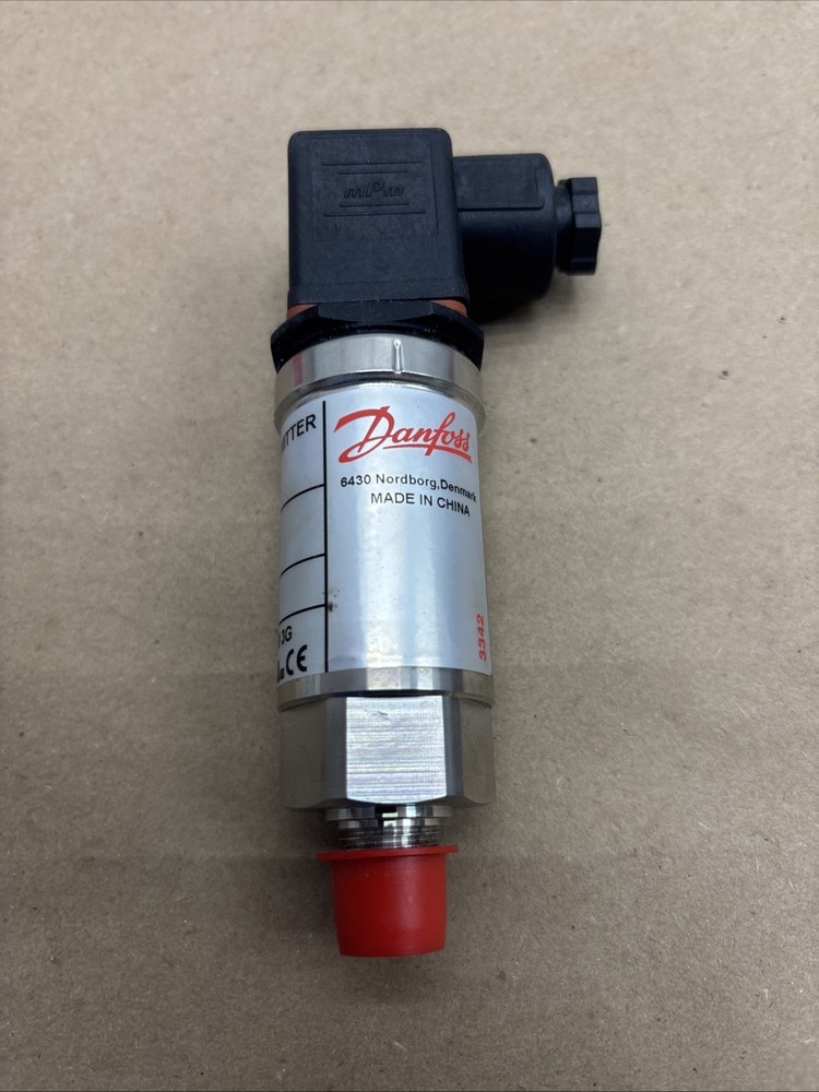 New In Box DANFOSS 060G3805 500 psi pressure transducer AKS32 1-5 VDC sensor