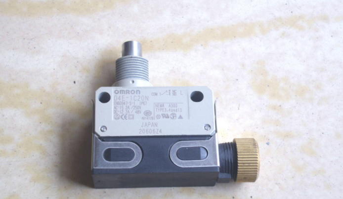1PCS Omron D4E-1C20N D4E1C20N Limit Switch -New Free Shipping *TT