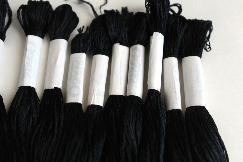 12 SKEINS OASIS SILK THREADS: BLACK BM
